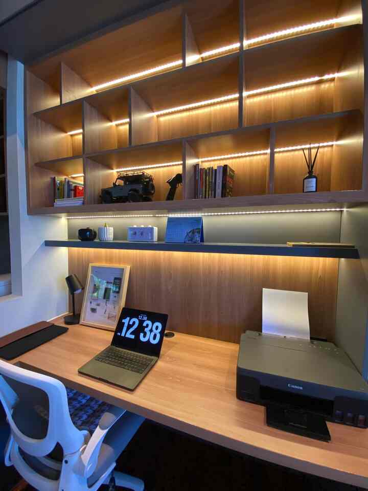 Kadang ada waktu tertentu yang mengharuskan kami bekerja di rumah sehingga kami memutuskan membuat ruang kerja yang tetap multifungsi sesuai kebutuhan kami.
Dengan space ambalan yang banyak nantinya ruangan ini juga akan menjadi mini library untuk si kecil.
#homeoffice #minilibrary #officehome #workspace #homedecoridea #ruangkerja 