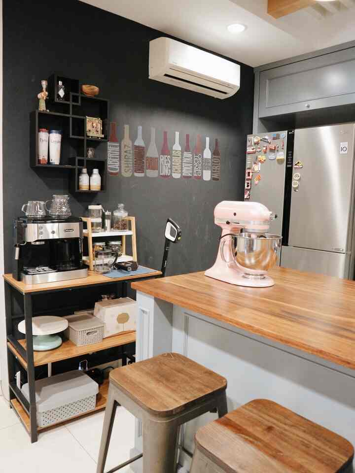 Sudut Kopiku 
Buat aku kopi pagi adalah keharusan supaya jadi versi terbaik diriku dan ga jadi Mama T-Rex sepanjang hari 🦖
#kopi #coffeenook #coffeecorner
#americanclassic #farmhouse #apartment #apartmentliving