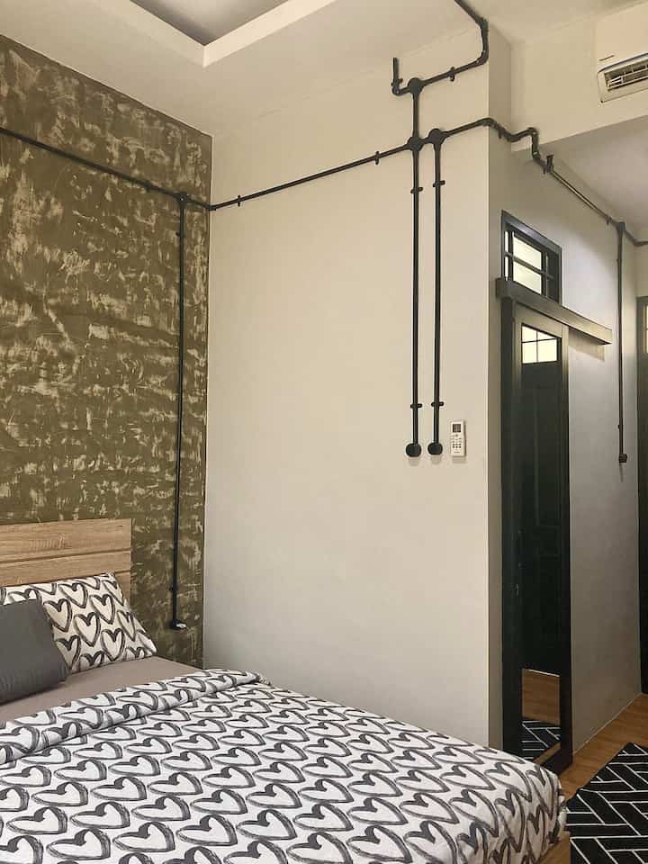 Kamar tidur adalah tempat beristirahat, wajar jika kita harus membuat nya nyaman.

Menjaga nya agar tetap bersih dan bebas bau tidak sedap adalah wajib, seperti rutin mengganti sprei, selimut dan sarung bantal. 

Dan tidak memasang televisi di kamar tidur adalah tips agar kamar tidur tetap berfungsi sebagai tempat beristirahat 

#BedroomStyling
#DekorasiKamarTidur
#MakeOverKamarTidur #kamartidur #kamartidursederhana #industrial #bedroom