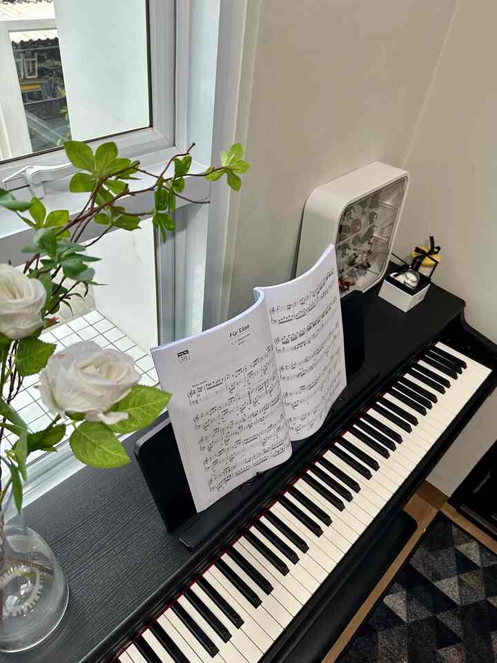 • ホビーコーナー •

こんにちは、O!House の友人たち。仕事部屋のこの一角は、ピアノと私と夫のアクションフィギュアコレクションの小さな展示がある趣味のコーナーになっています。実はまだコレクションがたくさんあるので、少しずつですがこのコーナーにまとめていく予定です。今のところ。気に入っていただければ幸いです^^

#ホビーコーナー
#ピアノルーム
#ピアノコーナー
＃アクションフィギュア
#おもちゃディスプレイ
#ルマークラスター
#モダンハウス