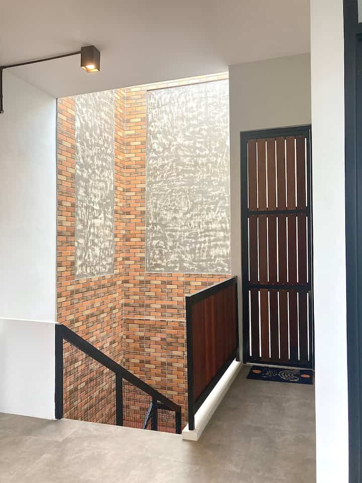 Sesekali munculin area tangga ya 😄

Area tangga ini atap nya dibuat skylight, terbuat dari rangka besi holo dan tempered glass 8mm. Ini merupakan sumber cahaya di kala pagi-siang hari jadi menghemat penggunaan listrik

Dinding nya terlihat ada keramik motif batu bata, dinding ekpose dan roaster. 

Untuk tangga nya menggunakan rangka besi holo dan untuk pijakan anak tangga mengunakan plywood

Semoga menginspirasi ❤️ #areatangga #anaktangga #tangga #skylight #industrial #roaster #dindingexpose

