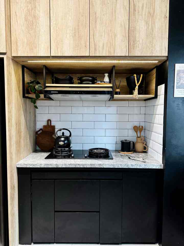 Dekorasi pojokan dapur

Bagian yang sibuk setiap harinya, agar dapur gak membosankan, bagian atas cooker hood dipasang ambalan untuk simpan dekorasi, gak besar tapi cukup saja

#bumitimi #dekorasiambalan #dekorasidapur #ambalandapur #dapurhitam #dapurindustrial #woodblackgrey #dapurimpian #bandung