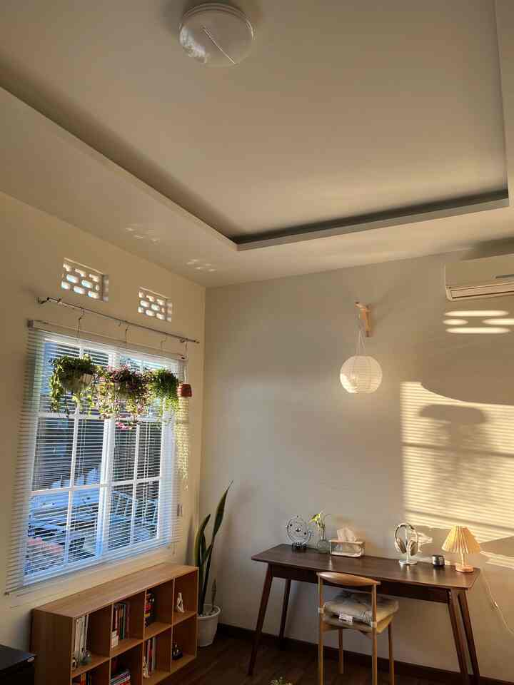Kamar adalah ruangan yang paling penting dalam sebuah rumah. Alasannya cukup sederhana: di tempat inilah kita paling banyak menghabiskan waktu. Maka dari itu, menciptakan kamar sebagai tempat yang nyaman adalah sesuatu yang wajib. 

Lalu bagaimana cara agar kamar kita terasa nyaman? tentunya dengan mengisi kamar dengan hal-hal yang kita sukai. Saya sendiri sangat suka dengan nature, maka dari itu saya mengisi kamar saya dengan mebel-mebel berbahan dasar kayu. Saya juga sangat suka dengan tanaman, maka trik jitu supaya saya betah untuk mengurung diri di kamar adalah dengan meletakkan banyak tanaman hias didalam kamar saya, baik yang asli maupun sintetis.

Saya banyak membeli mebel yang saya inginkan di berbagai toko furniture (Ikea, Informa, etc), namun banyak juga yang saya beli melalui toko online, walaupun prosesnya cukup membuat was-was dan tidak tenang 😅

#BedroomStyling
#DekorasiKamarTidur
#MakeOverKamarTidur
