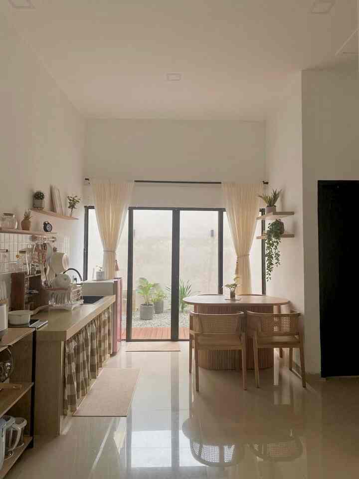 #kitchendiningroom #Tamanbelakang #Mejamakan #kitchendesign #dapurmakeover

Lagi-lagi area kitchen dining room rumah Rumi. Tapi aku mau ceritakan kalau dapur dan ruang makan ini, langsung terkoneksi dengan taman belakang yang cukup luas. Membuat area ini sangat nyaman di gunakan.

Di tambah cahaya matahari pagi juga lewat lo di area ini. Membuat aku bisa terpapar cahaya matahari langsung saat menyiapkan masakan di pagi hari. Juga karna rumah ini di gunakan untuk ngonten, penataan ruangan yang full cahaya juga sangat membatu pencahayaan pada saat shooting ☺️