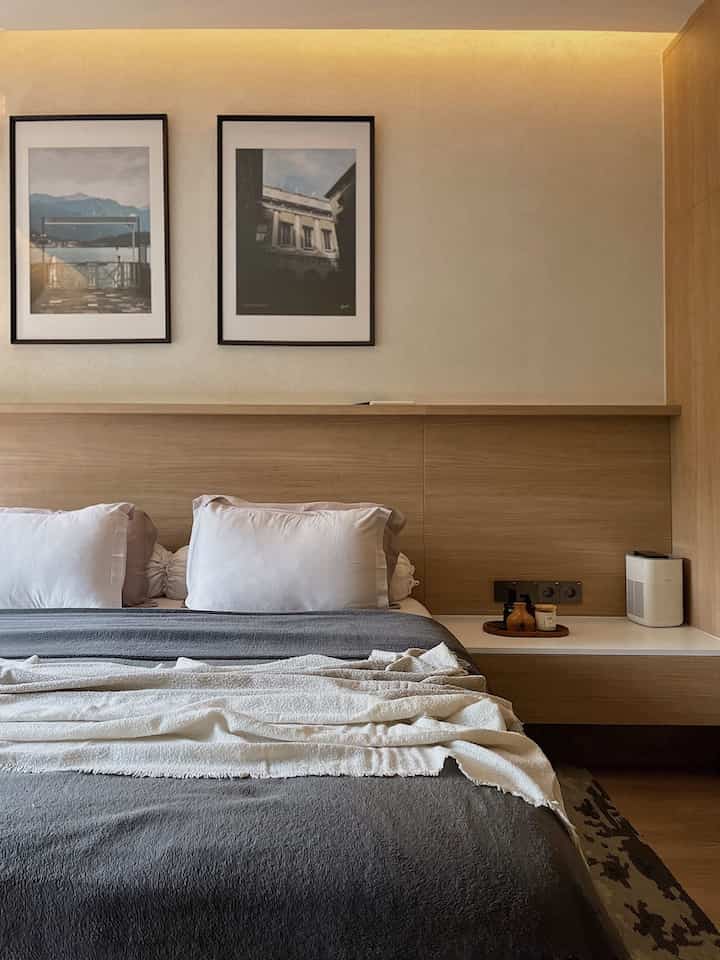 ☀️Bedroom Styling☀️

Untuk kamar tidur aku tidak menggunakan dekorasi yang terlalu banyak karena ingin kamar tidur yang nyaman dan tidak banyak barang. Selain itu karena sudah menggunakan jasa interior, maka bed frame, dan nakas yang digunakan adalah build in custom dari interior sehingga tidak perlu membeli furniture lepasan lagi.

Untuk memberi kesan fresh dan supaya tidak bosan aku bermain dalam warna seprei, bed cover dan throw blanket untuk variasi dekor.
_
#bedroomStyling
#DekorasiKamarTidur
#MakeoverKamarTidur
#Dirumahpojok
#BedroomInspo
#ModernMinimalist