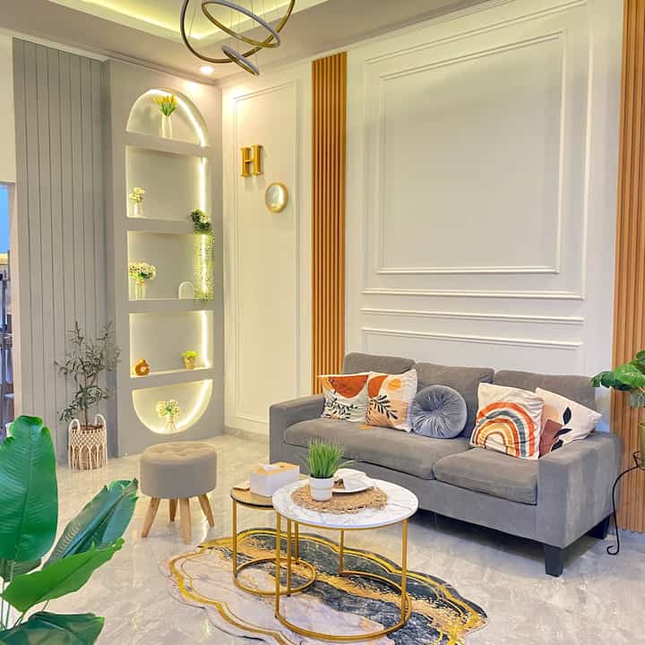 Spot favorit ✨

Ini adalah spot favorit di rumah kami dan yang paling sering di tanyakan adalah spot wallarch yang di pojokan. 

Wallarch ini terbuat dari gypsum yang di beri kerangka holo dan di bentuk seperti arch untuk meletakkan pajangan dan kami tambahkan lampu LED warm white untuk memberikan kesan aesthetic dan warm. 

Semoga menginspirasi🤗

#wallarch
#DiyWallArch
#IdeRuangTamu
#StylingRuangTamu
#PojokFavorit