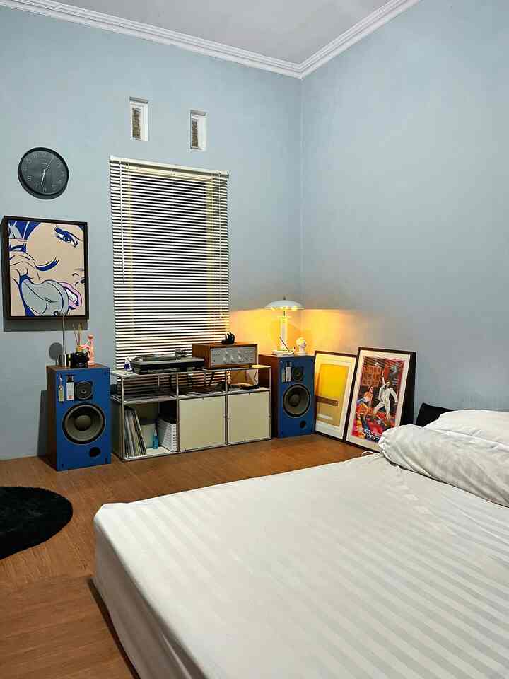 Dengan memanfaatkan ruang yang tidak begitu luas dengan barang yang tidak sedikit membutuhkan ide untuk mengatur tempat dan furniture yang cocok digunakan dikamar kost saya agar tetap nyaman digunakan untuk istirahat dan beraktifitas memainkan hobby saya. 🤍 #bedroomstyling #dekorasikamartidur #makeoverkamartidur #kamartidur #kostestetik #estetik