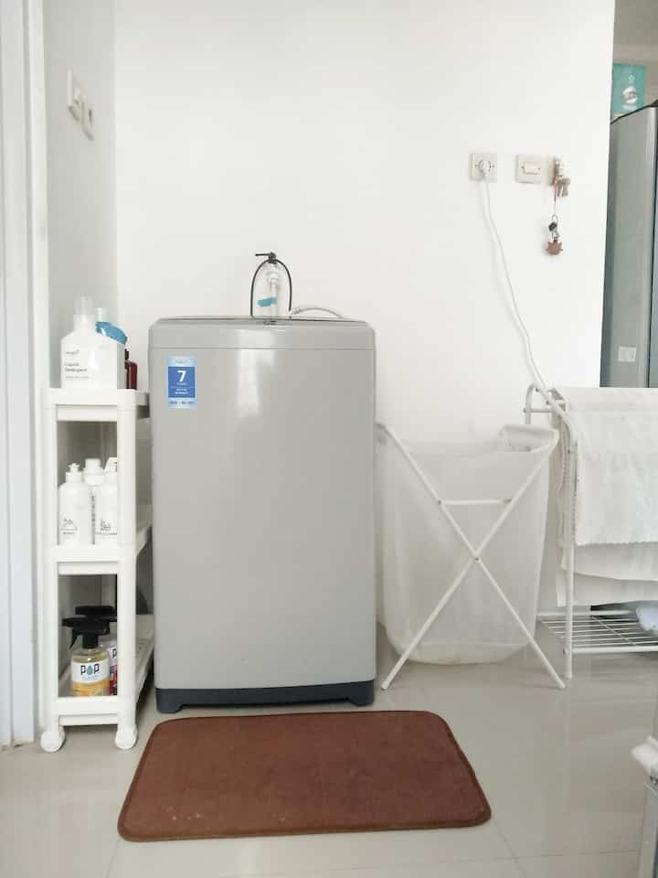 𝙡𝙖𝙪𝙣𝙙𝙧𝙮 𝙧𝙤𝙤𝙢 𝙢𝙞𝙣𝙞
_
hi tetangga online 👋🏻
hari ini aku mau share laundry room mini ala bumi kecil yang masih seadanya dan akan terus bertumbuh seiring waktu 😙🤎
ruangan yang terletak di depan kamar mandi kami manfaatkan untuk laundry room, cukup dan multifungsi sekali bagi kami 🫶🏻
semoga bisa menginspirasi tetangga yang memiliki lahan terbatas tapi ingin memiliki laundry room sendiri 🤲🏻👋🏻

#LaundryRoom #MiniLaundry #RuangCuciPakaian #Estetik #homestagram #HomeDecor #Inspiration