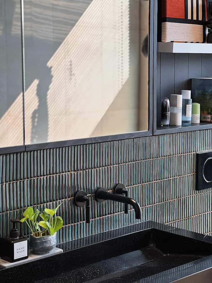 ✨ Bathroom✨

Kamar mandi dengan sentuhan tropical, menggunakan keramik dengan warna hijau gelap sebagai aksen pop up color. 

Kami memilih bathroom tapware warna hitam disesuaikan dengan custon wastafel warna hitam juga dengan bahan solid surface.

Yang aku suka dari kamar mandiku adalah jendela besar sehingga cahaya alami dapat masuk dan jika melihat keluar jendela terlihat pepohonan yang rindang🤗.
_
#BathroomDecor
#InspirasiKamarmandi
#BathroomInspo
#Dirumahpojok
#modernminimalis
#DekorasiKamarmandi
#bathroomStyling