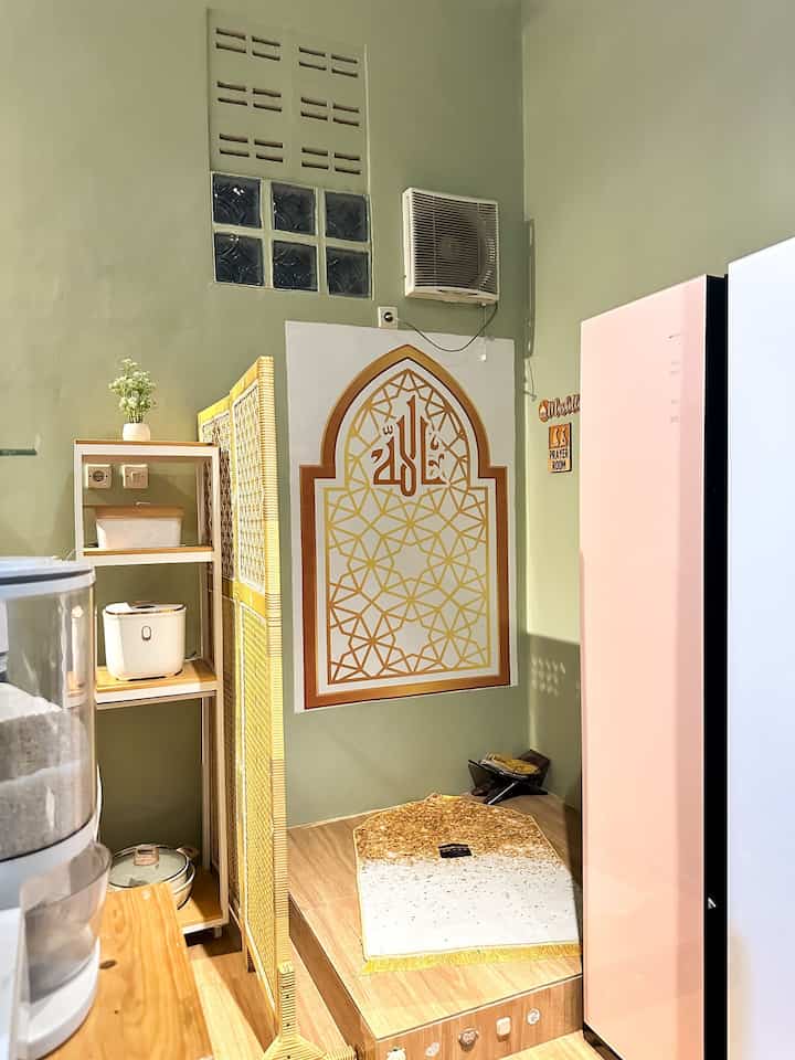 Musholah mini dirumah Bilall

kali ini aku mau bahas tentang musholah mini dirumahku.
Musholah ini terletak diarea belakang dan menyatu dengan dapur ( tepatnya disisi pojok kiri ditanah hook )
musholah dengan ukuran +- 1,5m x 1,5m hanya cukup untuk 1 orang saja. 
Aku menggunakan sekat ruangan dengan aksen rotan dan nuansa kayu untuk memberikan privasi saat beribadah dan untuk sedikit meredam panas karena area disamping kiri musholah adalah laundry room.

Untuk semua barang-barang dimusholah ini aku beli di market place.
Semoga mengispirasi ya 😊

#Rumahdeveloper #Tinyhome #Rumahtanpaarsitek #Tangerang #Musholahmini #Ruangibadah #Inspirasirumahmungil #Rumahsubsidi #Rumahmini #Rumahaesthetic
