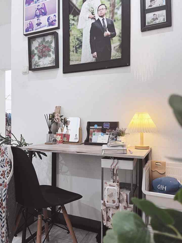 ✨ HER Space
Salah satu pojokan yang kami manfaatkan jadi area kerja dadakan untuk mrsmuslim. Memanfaatkan ‘furniture2 sisa’ dan storage2 yang tidak terpakai ternyata bisa bermanfaat untuk membantu produktifitas kerja di rumah. 

Karena letaknya di pojokan living room, kami selalu mengusahakan agar tetap rapih. Disini kami mengunakan beberapa variasi storage untuk area penyimpanan tambahan. Tidak lupa menambahkan dekorasi simpel agar tetap estetik. 

#workingspace #ruangkerja #workingarea #areakerja #homeoffice #scandinavian #industrial #office #workfromhome