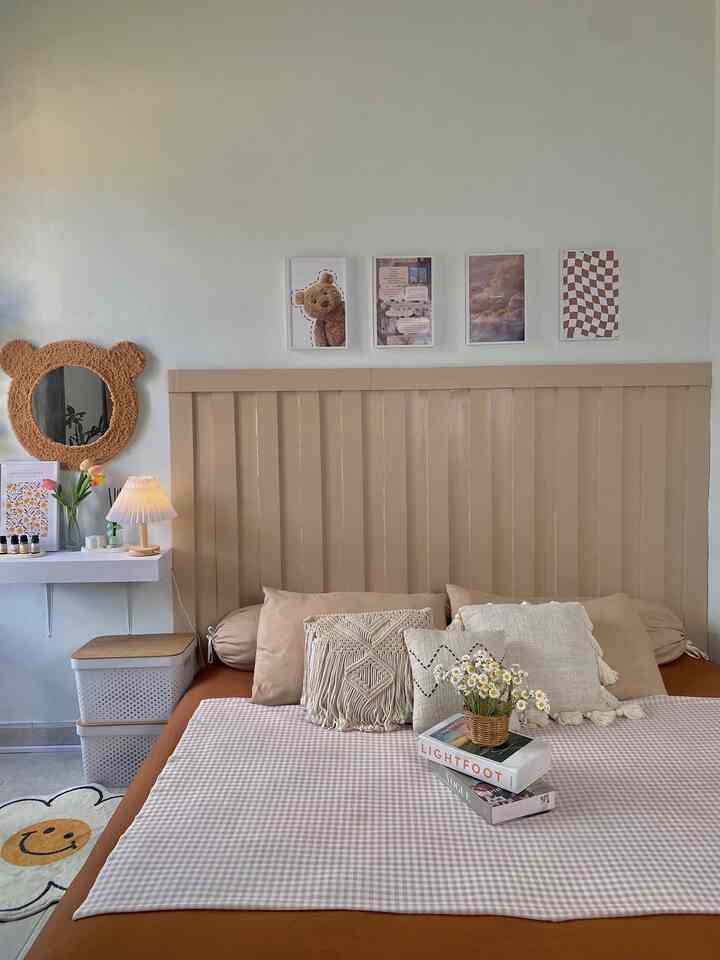 Kamar tidur utama di asrama kami🤍✨ walaupun kecil dibikin senyaman mungkin ,
Meja rias kita pakai ambalan laci dan rak dinding minimalist untuk menghemat tempat , cermin hasil DIY modal 30 ribu 😁 
Dan dindingnya di beri pemanis dengan wallbatten 🤍✨

#BedRoomStyling
#DekorasiKamarTidur
#MakeOverKamarTidur
#Kamartidurestetik
#Kamarkecil
#kamarmunggil
#RumahRantau
#rumahdinas
#asramabrimob