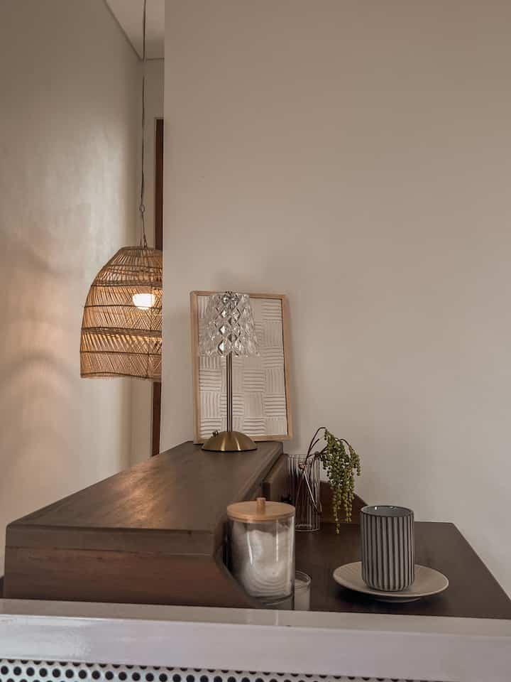 Meja Kerja merangkap meja rias yang terletak diarea tangga ini cukup nyaman. Karena letaknya yang nyempil dan mungil memberikan fokus yang berbeda untuk kami bekerja. 
Kesan warm dan sedikit barang dsupaya meja teelihat selalu rapi dan clean .

#workingdeskinspo
#makeoverworkingdesk
#dekorasiworkingdesk
#tinyhome
#solo