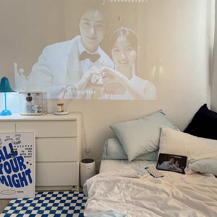 Selain jadi tempat istirahat, kamar ku ini memang didekor untuk jadi tempat menghibur diri juga. Salah satunya jadi tempat nonton K-drama hehe🫶🏻 

#roomdecor #roominspo #dekorasikamarremaja #dekorasikamarestetik #proyektormini #cozyroom