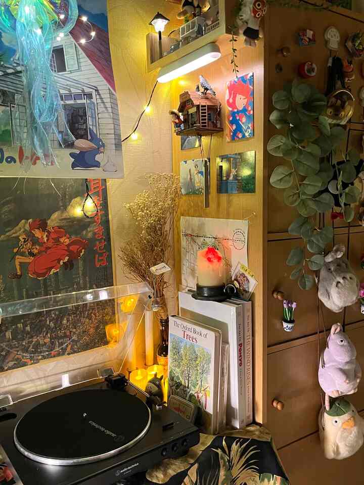 ✨ Ghibli-Inspired Listening Space ✨

One of my favorite corners in my bedroom is the listening room. This area contains turntables that are over 6 years old. I really treasure this record player! 

Apart from that, I decorated this listening area with furniture in the form of candles, art books, postcards, and trinkets that have Ghibli nuances. 

#BedroomStyling 
#BedroomDecoration
#BedroomMakeover
#Bedroom
#ListeningSpace
#Turntables