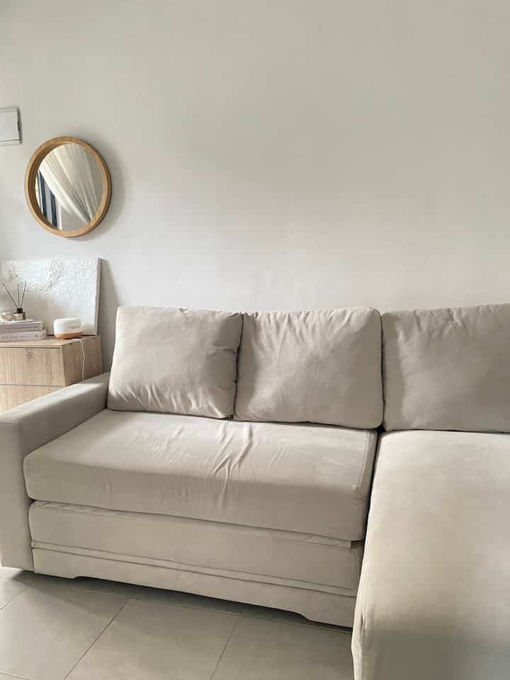 • Cara Agar Living Room Kecil Terasa Lega •

Living room kami berukuran 3 x 3m sehingga kami harus lebih bijak dalam memilih furniture untuk ruangan. Dengan cara meletakan tv pada dinding juga salah satu cara kami agar ruangan terasa lebih lega. Pemilihan meja kabinet tv juga kami pilih design yang minimalis.

#livingroomideas #livingroominspo #inspirasiruangkeluarga #minilivingroom #homeinspo #tipslivingroom