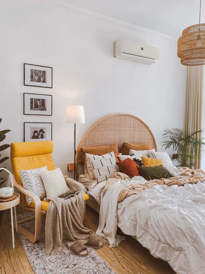 Bedroom Scandi-Boho Style Nuansa Villa ✨
—
suasana kamar impian kami adalah kamar style scandi-boho dengan nuansa villa agar setiap hari rasanya seperti sedang berlibur 🌴
—
salah satu furnitur yang mewujudkan suasana itu adalah headboard rotan berbentuk arch, kemudian kami tambahkan dekorasi tanaman palm untuk menambah nuansa villa pesisir pantai, agar semakin nyaman kami pun menambahkan kursi berlengan warna kuning sebagai “reading space” dan tidak ketinggalan standing lamp untuk menambah mood 🌙
—
#BedroomStyling
#DekorasiKamarTidur
#MakeOverKamarTidur
#ScandiBohoStyle
#BohoStyle