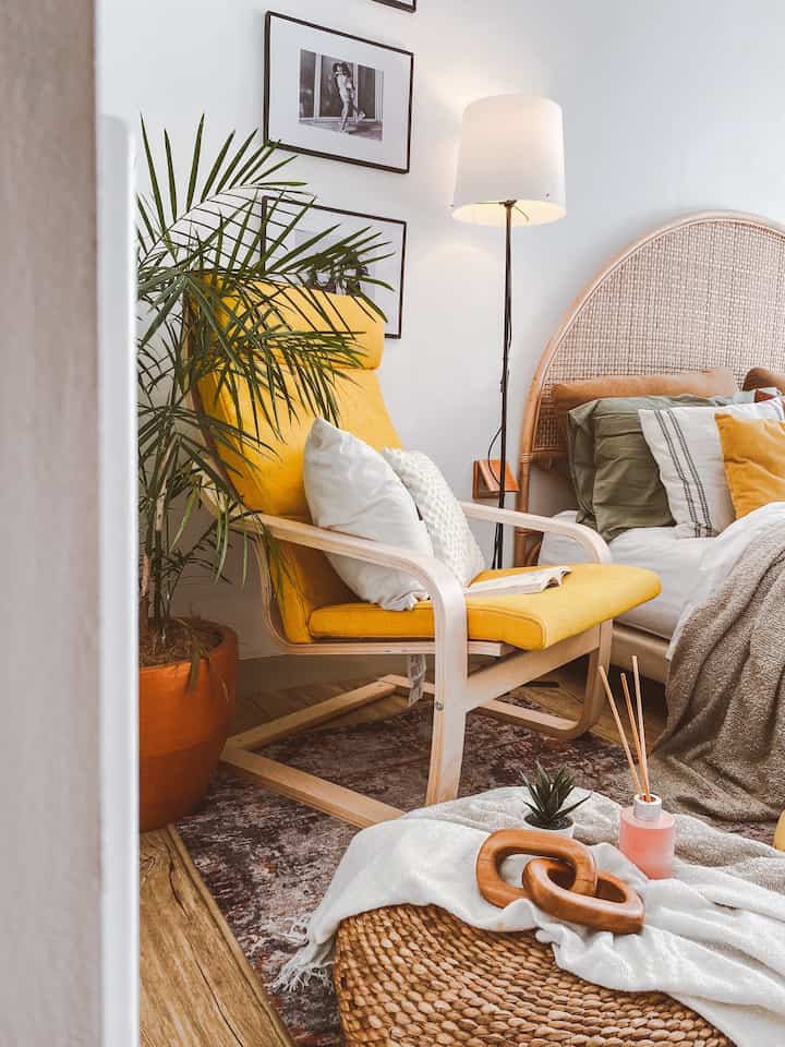 Dekorasi Tanamam Hidup Dalam Rumah ✨
—
memilih tanaman hidup sebagai dekorasi di dalam rumah, kenapa ngga ?!
—
memang ya menambahkan dekorasi tanaman di dalam rumah itu membuat ruangan semakin fresh, banyak yang lebih memilih tanaman artificial sebagai dekorasi karena paktis, padahal ada beberapa jenis tanaman hidup yang cocok untuk area indoor dan juga low maintenance
—
salah satunya yang kami gunakan di dalam rumah adalah tanaman palem dan karet kebo

untuk tanaman palem selain memberikan nuansa tropis pada style boho, tentunya menambah estetika pada ruangan, dan tanaman palem bisa berfungsi sebagai penyejuk ruangan karena mengeluarkan lebih banyak oksigen, selain itu juga tidak memerlukan banyak cahaya matahari

dan untuk karet kebo yang secara estetika memperkuat style scandi, tanaman ini pun memiliki manfaat sebagai pembersih udara dan penyejuk ruangan, perawatannya pun tidak terlalu sulit dan bisa bertahan di area indoor
—
#DekorasiKamar
#dekorasikamartidur 
#tanamandalamruangan 
#tanamanindoor
#scandibohostyle