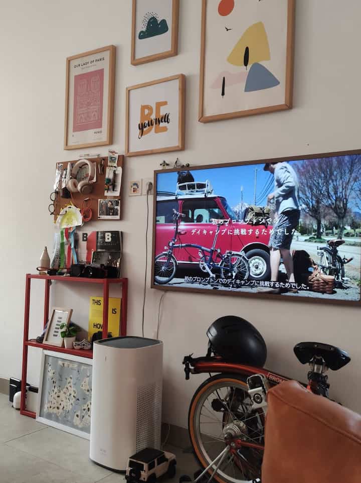 Mid-afternoon activities when the child is taking a nap, namely making iced coffee and then watching while lying on the sofa. It's really delicious. For slide 4 there is a photo of adding to your collection of aquatic plants at home using used food containers. Not bad for adding greenery to the house. #tinyhomecafe #tinyhome #livingroom #homecafe #homebarista #rumahkecil #dekorasiruangtamu 