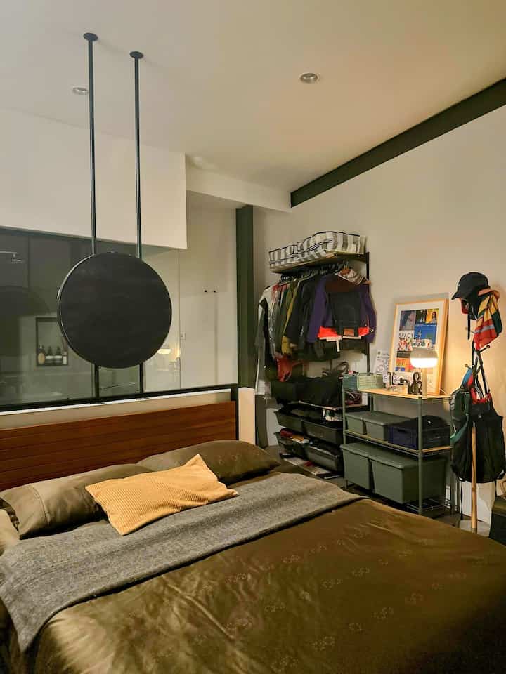 Kamar tidur utama kami ini tidak terlalu besar namun bisa tetap nyaman. Karena luasnya yang tidak besar dan untuk menghemat ruangan kamipun menginstall wardrobe system dan beberapa storages yang kita taruh dibawah tempat tidur. Desain kamar tidur open space tanpa sekat, dominan dengan warna kayu dan abu-abu, menciptakan suasana yang modern dan hangat. Ruang yang terbuka dan material alami menyatu untuk menghadirkan ketenangan dan kenyamanan maksimal.

#bedroomstyling
#DekorasiKamarTidur
#MakeOverKamarTidur
#bedroominspiration
#inspirasibedroom