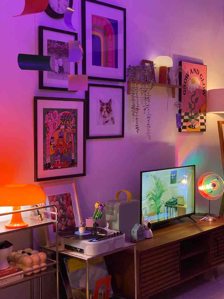 Memajang foto, poster, dan lukisan jadi salah satu point dalam estetika ruang tamu ini ✨

Item dekorasi ini bisa menciptakan suasanya hangat dan playful karena memajang sesuatu yang bermakna dan memperlihatkan kebahagiaan ☘️

Misalnya foto saat berlibur bersama keluarga, lukisan yang memperlihatkan potret anabul kesayangan, atau poster dengan berbagai warna ceria 🎨

#livingroomstyling #livingroomdecor #midcenturymodern #artdeco #ruangtamu #rumahdeveloper #depok #petparent