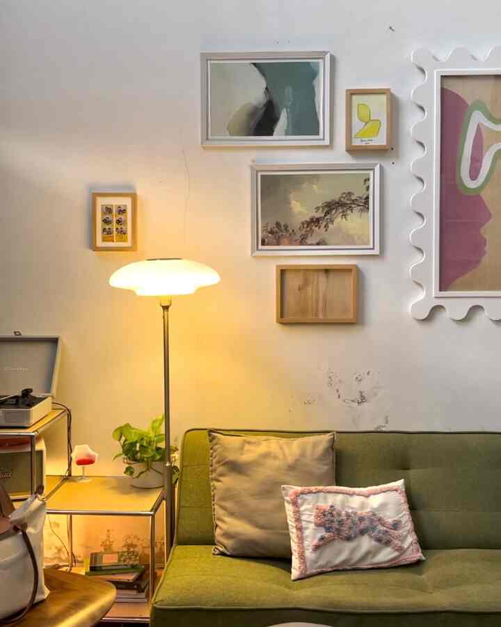 Lukisan baru buat ngisi frame paling gede di smolhus hasil ngelukis sendiri 🌈✨

#diy #wallart #livingroom #livingroomdecor #eclecticlivingroom