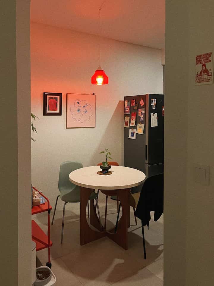 The key to a room feeling instantly more cozy - warm light and warm light only, agree? ☺️
#ambientlight #interiorlighting #vintagelamp #pencahayaanantik #pencahayaanruangan