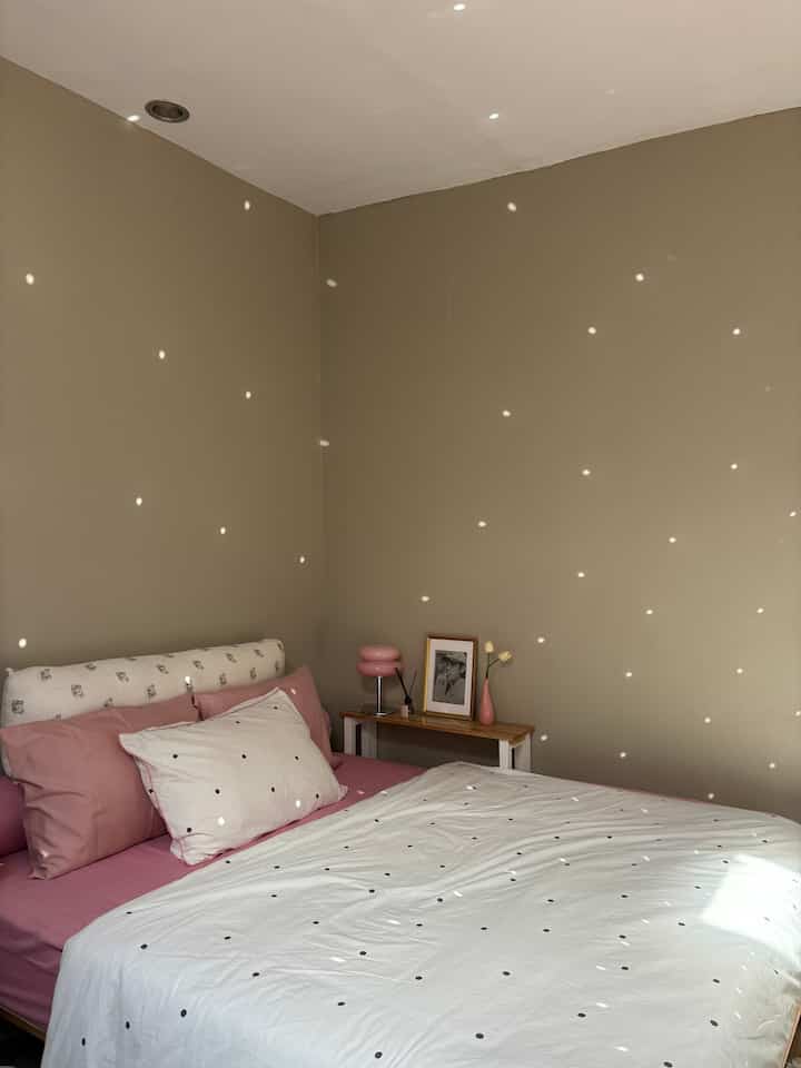 Tips kamar tidur yg nyaman:
-Selimut dan bantal berkualitas adalah penambah kenyamanan utama dalam kamar tidur. Bahan yg lembut dikulit memastikan kenyamanan dan ketenangan dalam setiap malam.
-Lampu tidur yg nyaman memastikan kenyamanan dan ketenangan dalam setiap malam.
-Kasur yg nyaman adalah inti dari kenyamanan kamar tidur.
-Aromaterapi atau diffuser adalah salah satu elemen penting dalam perlengkapan kamar tidur yang dapat mengubah atmosfer ruangan menjadi lebih nyaman dan tenang.

#bedroomstyling #dekorasikamartidur #makeoverkamartidur #kamartidur #kamaraesthetic #kamarku #kamarimpian #dreambedroom