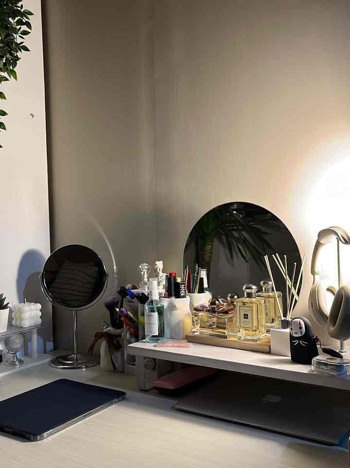 Saat ini, ruang belajar menjadi salah satu kebutuhan yang harus ada di dalam suatu rumah. Menggabungkan ruang belajar dan kamar tidur solusi untuk kita yg tidak mempunyai ruang yg cukup luas. Area untuk menemukan inspirasi dan ide-ide kreatif harus selalu nyaman, merapikan dan meminimaliskan barang barang diatas meja menjadi faktor yg harus diperhatikan.

#bedroomstyling #dekorasikamartidur #makeoverkamartidur #ruangbelajar #tempatbelajar #tempatkerja #roomdecor #dreambedroom
