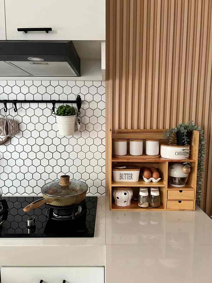 Inspirasi rak di rumahku..

Salah satu item dekor yang sering aku beli adalah rak.. hampir di semua ruangan pasti ada rak nya karena multifungsi bukan hanya untuk tempat penyimpanan tapi bisa jadi item dekorasi yang bisa membuat ruangan terlihat rapih dan estetik

Ada 4 jenis rak di foto ini 
1. Rak kayu serbaguna yang aku jadikan sebagai rak bumbu
2. Rak besi putih 
3. Rak oven bahan besi & MDF
4. Rak susun kayu & MDF 

Semua rak ini bisa dipindah2 sesuai fungsi ruangan, jadi penggunaannya fleksibel dan bisa ditata sesuka hati agar tidak bosan dengan looks yang sama

#rak #rakdirumah #idedekor #dekorasirumah #rakserbaguna #homedecor #decoration