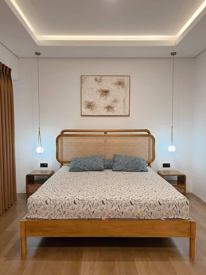 .Kamar Tidur.

Untuk kamar tidur didominasi oleh warna putih dan unsur2 kayu agar terkesan clean dan luas,,
Untuk furniture di kamar utama kami banyak dapet inspirasi dari rumah tetangga online, yang kami adaptasi sesuai selera dan nyaman versi kami,,
Dipan, nakas, lantai, lampu kami pesan online sedangkan utk lemari kami custom sesuai dengan ukuran kamar kami,,

#BedroomStyling
#DekorasiKamarTidur
#MakeOverLamarTidu
#Kasur
#kamartidur
#estetik
#dipan

