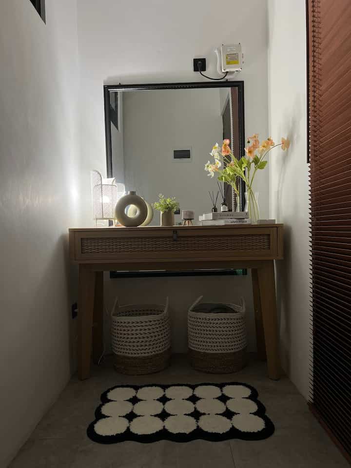 .foyer.

Area foyer d malam hari  susananya teduh banget,,
Area ini salah satu favorit kami, karena jadi spot pertama yg diliat saat masuk ke dalam rumah, dan spot terakhir utk siap-siap sebelum keluar rumah,,

#foyer
#foyermini
#spotrumah
#dekorasirumah
#estetik
#nightvibes
#homedecor
#dekor