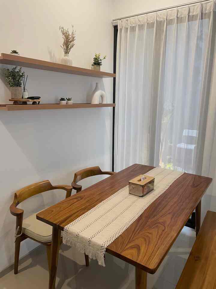 我が家のミニダイニングルーム。木を多く使った雰囲気で、食事をする際に温かみのある印象を与えます。 #diningroom #teaktableset #diningdecor