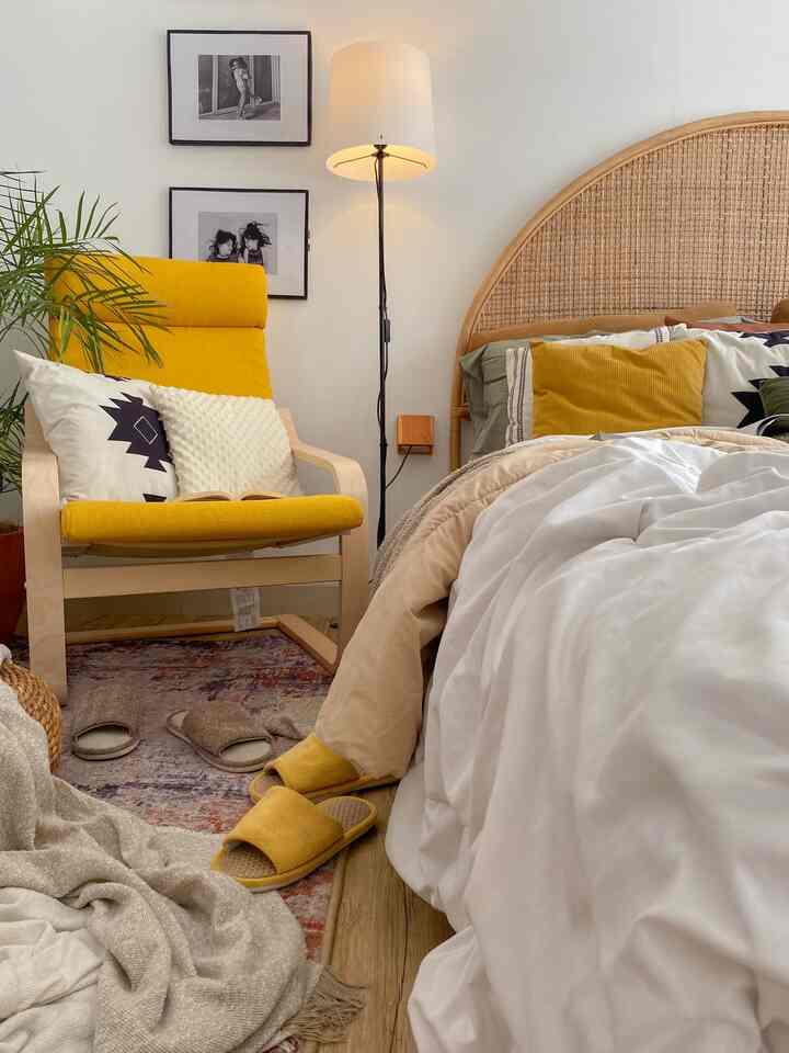 Dekorasi Aesthetic yang Budget Friendly  ✨
—
untuk dapetin dekorasi rumah yang aesthetic ga harus selalu mahal lho, ada juga beberapa pilihan dekorasi yang harganya terjangkau, looks nya aesthetic dan juga bermanfaat
—
kalian bisa cek beberapa dekorasi yang budget-friendly di rumahbunday
—
[Standing Lamp-BARLAST-IKEA]
setuju kan kalo lampu itu bikin ambience ruangan jadi makin cozy ? sering kaget liat harga standing lamp yang cukup mahal, sampe akhirnya nemu standing lamp yang budget-friendly di IKEA dengan harga 169K

[Rugs Motif Abstrak]
rugs bisa bikin ruangan terkesan semakin hangat dan juga aesthetic, percayalah masih ada rugs motif abstrak aesthetic size 100x150 bahan nylon sudah ada anti-slip yang harganya cuma 150K

[Wall Moulding Praktis]
mau pasang wall moulding supaya dinding ga polos tapi gamau ribet ini bisa banget jadi alternatif, udah berbentuk frame dan harganya 300K untuk 1 set/3-pcs

[Throw Blanket]
throw blanket di kasur ataupun sofa selain berguna sebagai selimut tambahan, bisa juga sebagai dekorasi untuk menambah tekstur, throw blanket SANDBRODD dari IKEA ini bisa jadi pilihan dengan kualitas yang baik dan harganya 149K

[Frame Saklar/Stop Kontak]
penting ga penting, tapi frame saklar bahan kayu jati ini yang harganya cuma 12K bisa bantu bikin saklar/stop kontak terlihat lebih rapi, looksnya jadi aesthetic dan aman dari jangkauan anak

[Desk Lamp]
akhir-akhir ini desk lamp sedang menjadi trend dengan berbagai bentuk yang unik dan juga aesthetic, desk lamp yang satu ini bisa jadi alternatif pilihan dengan harga 180K, build quality nya ga main-main, lampunya kokoh-berat, dan yang terpenting CORDLESS 

[Rak Susun 4 Tingkat]
ga nyangka sih rak susun multifungsi yang harganya cuma 40K bisa semantap ini, bahan plastiknya bagus, kokoh, ada rodanya jadi fleksibel bisa dipindah-pindah, penggunaannya bisa disesuaikan dengan kebutuhan masing-masing

[Rak Susun Aesthetic Multifungsi]
keliatannya ga seberapa, padahal rak susun ini bisa bantu untuk maksimalin space, bisa untuk area top table, bisa untuk di dalam kabinet, atau working desk, bisa untuk buku, dekorasi, bumbu, piring, panci, se-multifungsi itu dengan harga cuma 90K

[Hook Kayu]
hook aesthetic ini harganya cuma 6K, bukan cuma aesthetic tapi bermanfaat juga untuk gantung items yang ringan, pemasangannya pun praktis dengan perekat
—
semoga beberapa dekorasi di atas bisa bantu kamu yang lagi cari dekorasi budget-friendly untuk isi rumah 
—
#DekorBudgetFriendly
#EstetikMurah
#SpillDecorLowBudget
#ScandiBohoStyle
#DekorasiKamar
#DekorasiDapur 
#DekorasiDinding