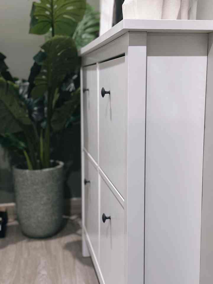 IKEA rak sepatu slim - Penempatan lemari sepatu di ruang terbatas perlu diperhatikan ya sahabat O-house, design rak sepatu yang slim, muat untuk sepatu yang sering digunakan setiap hari. 
Design rak sepatu sebaiknya tertutup supaya terbebas dari debu dan masih terlihat rapi. 
Design lemari sepatu ini adalah whistlist ku sejak lama, karena memang bentuk design yang slim dan simple, bagian atas lemari sepatu pun bisa kita gunakan untuk menyimpan pajangan unik, frame foto atau vas bunga.
#raksepatuikea
#ikea 
