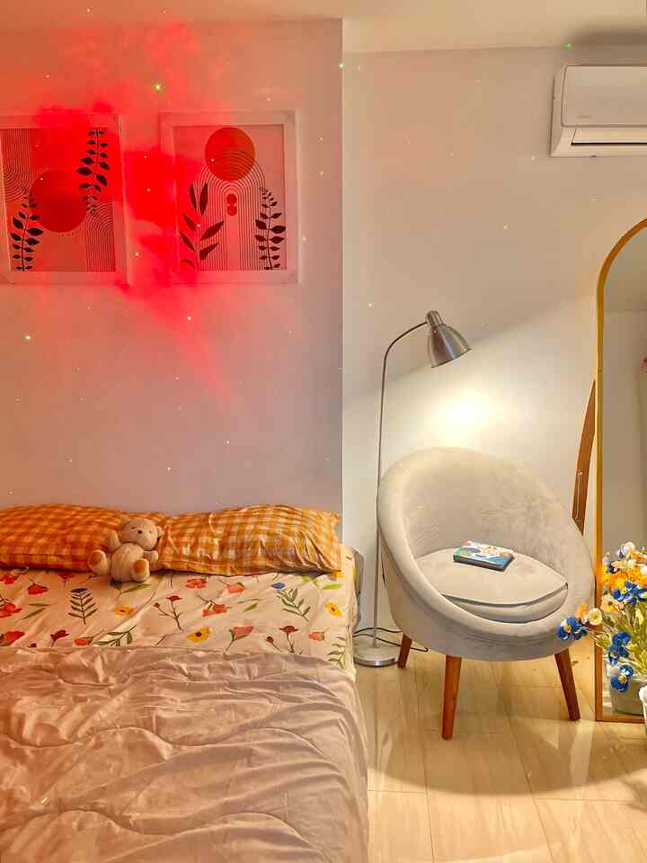 > Dekorasi slide pertama berfokus pada standing lampu ikea sebagai cahaya tambahan pada sudut ruangan, lampu ini juga berperan menjadi dekorasi ruangan kamar, sehingga suasana lebih hangat dan cozy, selain itu Fungsi dari standing lampu ini bisa digunakan sebagai penerangan ekstra saat membaca
> Dekorasi slide kedua ada cermin besar yang aesthetic berfungsi untuk bercermin dan membuat ruangan tampak luas,
> Slide ketiga ada printilan2 gemash seperti lampu hias mini dan kaktus artifisial untuk mempercantik ruang tamu 
> Dan yang terakhir tempt tisu kristal bisa mempercantik ruang tamu serta berfungsi sebagai tempat penyimpanan tisu
#dekorbudgetfrendly #EstetikMurah #SpillDecorLowBudget