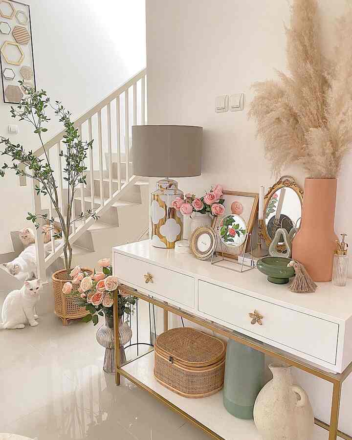 Menurutku untuk membuat suasana yg nyaman adalah dengan menggunakan dekorasi yg sesuai selera aku, Budget friendly dekorasi rumah yg aku punya adalah ketika aku lihat di marketplace item dekorasi yg aku incar lagi diskon atau lagi tanggal angka cantik kan biasanya harganya murah jadi auto check out dan begitu sampai langsung aja aku styling contohnya dried flower ataupun flower artificial rose yg ada di foto itu aku dapat di marketplace dengan harga miring hehehehe 



#DekorBudgetFriendly #EstetikMurah #SpillDecorLowBudget