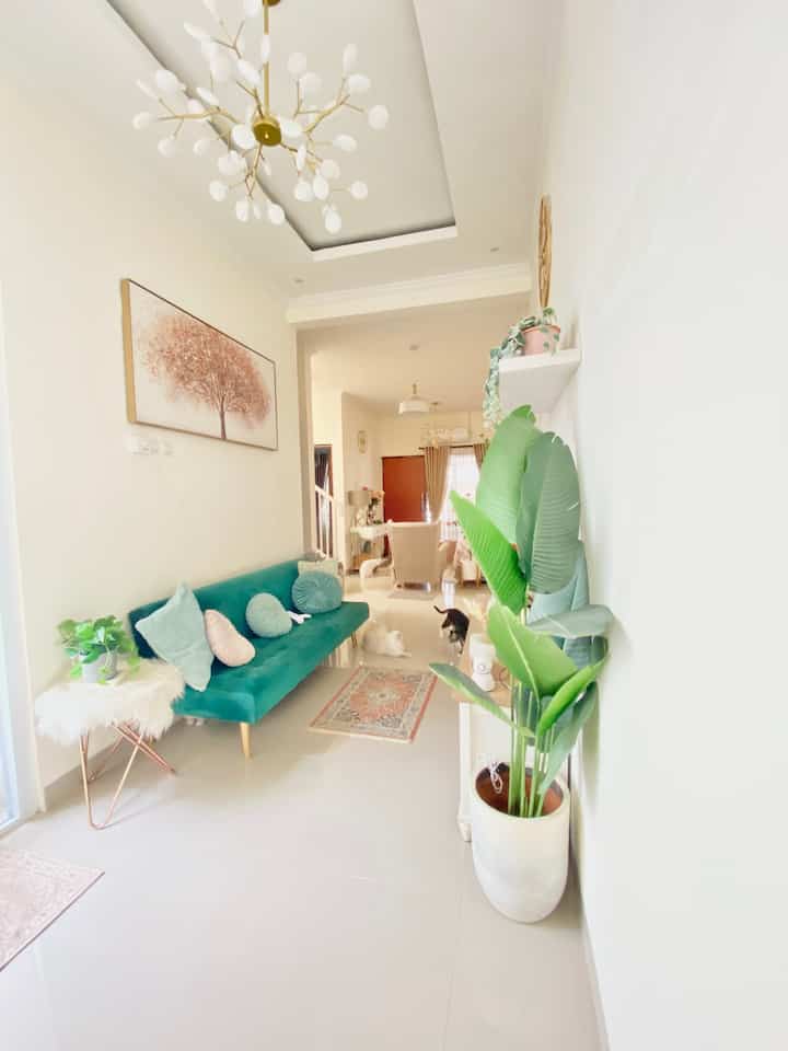 皆さん、良い火曜日を過ごしてくださいね

今回の私のお気に入りスポットは、自由なテーマのこのリビングルームです。今回は、ソフトヴィンテージシャビーをテーマに、自分の好みに合わせて装飾した私のリビングルームを共有したいと思います。



#リビングルーム #homelivingbylistya #favoritecorner #livingroominspiration #inspirasidekor #dekorasihomelivingbylistya #shabbychic