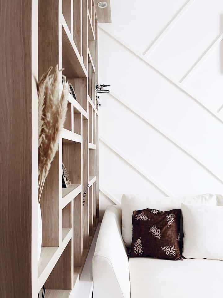 Dekorasi Aesthetic Budget Friendly ✨

Barang dekoratif bisa menambah nilai estetika suatu ruangan loh. Tapi ga semuanya barang aesthetic itu selalu mahal. Ada beberapa barang dekoratif di Kei House yang aku beli di marketplace  tentunya dengan harga yang ramah di kantong. 
—
Vase Diamond dan Wave 
vase berwarna putih ini selain bentuknya yang cantik dan estetik, dari segi harga juga sangat affordable karna terbuat dari bahan plastik PE. 

Ceramic Bowl
awalnya bowl ala jepang ini untuk mangkuk soup, tapi karna aku beli satu set jadi ada beberapa yang aku jadikan pajangan juga. Ternyata cocok loh untuk isi partisi ini.

Bonsai Artificial 
karna harga tanaman bonsai asli itu cukup pricey, jadi aku putuskan untuk membeli bonsai artificial ini dari segi bentuknya ga kalah estetik kok dari aslinya. Dari segi harga pun lebih ramah di kantong. 

Hiasan Embossing 
hiasan dari logam berbentuk bulu ini sangat cantik, warnanya hijau mint dengan coaster dari bahan wood.

#DekorBudgetFriendly
#EstetikMurah
#SpillDecorLowBudget
#JapandiStyle
#Partisi