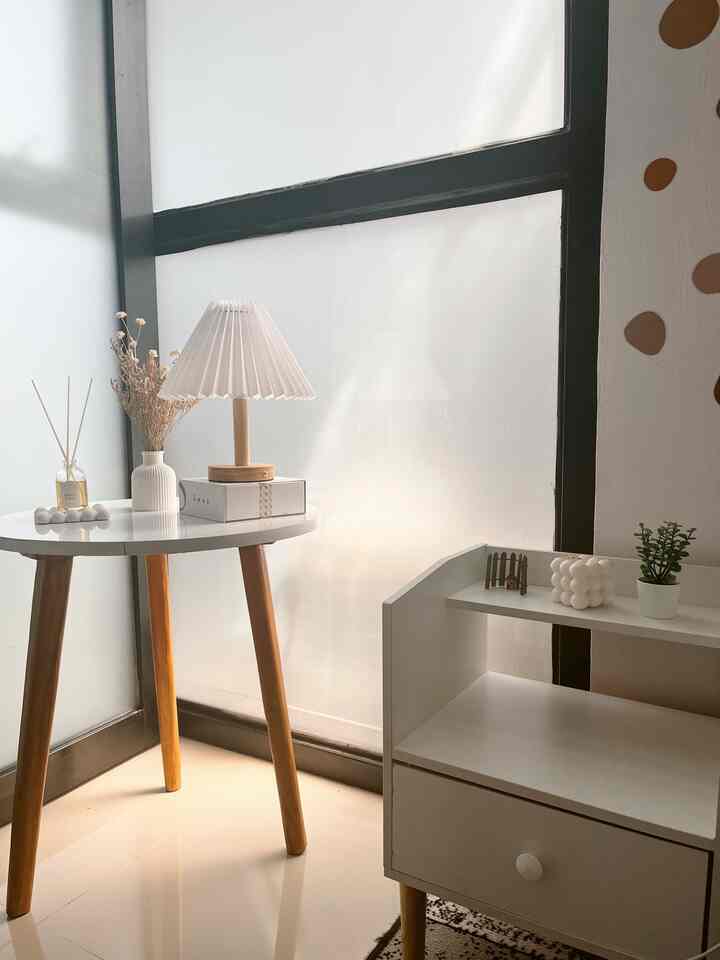 — Item Dekorasi Budget Friendly •

Pengen banget dekorasi tiap sudut ruangan tapi mentok di harga? mari di spill item dekorasi yg budget friendly✨

*bubble dekorasi 💰10-30k
harga murah meriah ini bisa di pajang dimana aja, dengan bentuk seperti rubik 3x3 ini selain pemanis dapat mengisi space kosong oia untuk tatakan bisa juga padukan dgn reed diffuser

*Lampu Korean Style 💰80k
lampu minimalist yg mempunyai 2 pilihan warna white dan warm. oia untuk lampu ini tanpa kabel yaa jdi di charge dan bisa di jadikan lampu emergency juga

*vas bunga aesthetic 💰25k
vas bunga selain pemanis dapat jadikan ruangan makin aesthetic, dgn harga 25k aja uda sepaket looh vas dan bunganya

*jam dinding aeshtetic 💰100k
punya jam dinding warnanya super aesthetic bangeett! paduan warna creme & golden rose nya cocok banget buat diruangan 

*vas nordic 💰10k
wajib punya si vas nordic ini, selain murah bentuknya pun punya banyak variasi

*bunga kering edelweis 💰10k
entah kenapa untuk bunga kering apalagi edelweis paling pas dan masuk kesetiap sudut

*rak susun dapur 💰60k
punya space kecil tapi perintilan banyak gausa khawatir ya, dgn cara di susun ada rak nya juga selain enak di lihat penempatan pun semakin rapih

*rak tata telur 💰50k
gemes bangeet sih ada rak telur diluar ini, ada motif terazzonya juga bkin makin aesthetic

*dofta 💰15k
pewangi by ikea ini aku taruh di area terbuka seperti ini, wanginya meresap dan bisa di jadikan dekorasi juga
-
ini beberapa dekorasi dirumah aku, semoga bisa membantu untuk cari item dekorasi budget friendly yaa.. semoga menginspirasi🫶🏻

#DekorBudgetFriendly
#EstetikMurah
#SpillDekorLowBudget
#DekorasiKamar
#DekorasiLivingRoom
#DekorasiDapur
#ScandiJapandi

