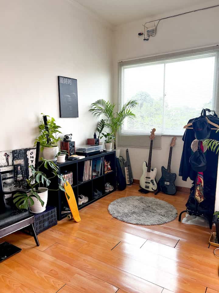 low budged friendly dan fungsional
(pengennya hehe

dari awal ngebangun space musik fungsional ini emang mau bertema minimalist cozy dengan penggunaan dana yang ga terlalu berlebih untuk menyeimbangkan music area. jadi memanfaatkan ruangan dengan tambahan tanaman biar bikin lebih seger aja. 
sembari nabung untuk tambah tambahan decorasi sementara dimanfaatkan ruangannya biar multifungsi tapi teteo enak diliat ✌🏽
#DekorBudgedFriendly #EstetikMurah #SpillDecorLowBudged