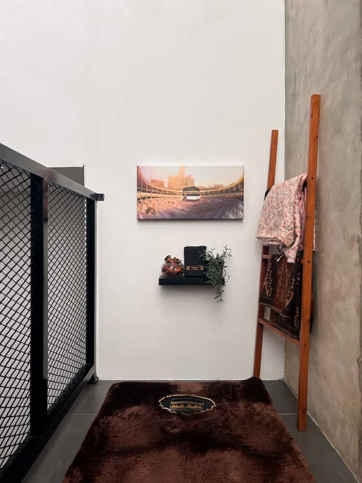 Best Buy Prayer Area ✨

Perintilan sederhana yang aku dapatkan via e-commerce untuk mendekorasi area ibadah antara lain:
• lukisan ka'bah
• ladder hanger
• ambalan hitam
• bunga artificial
• potpourri untuk aromatherapy

Semuanya bisa dibilang budget friendly, tapi ga mengurangi estetika area ini. Semoga menginspirasi ya ✨

#DekorBudgetFriendly
#EstetikMurah
#SpillDecorLowBudget
#Estetik
#PerintilanEstetik
