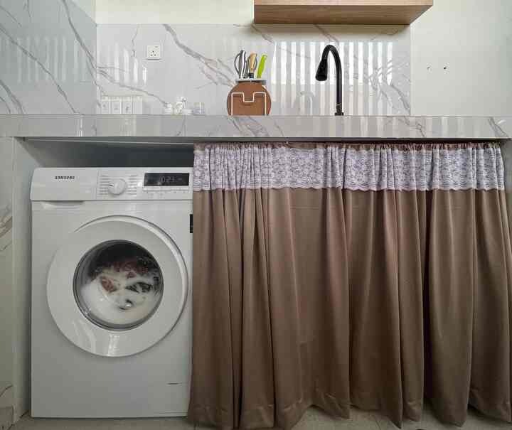 Dapur basah dan laundry room rumah aku ini sangat sederhana dan ada beberapa item yang ramah di kantong ada disini🥰 
Semoga menginspirasi kawan-kawan semuanya ya 


❇️ gorden meja dapur polos mulai dari 20K
❇️ tempat pisau mulai dari 100K
❇️ botol laundry hanya 40K 
❇️ nampan rotan bulan hanya 65K 
❇️ kerjang laundry hanya 170K 
❇️ wadah penyimpanan pelastik hanya 37K 

#Decorbudgetfriendly 
#Estetikmurah 
#spilldecorlowbudget 
#laundryroom
#wetkitchen
#dapurbasah 