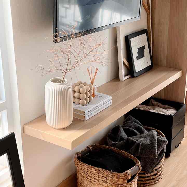 Budget 750rb untuk Rak TV Japandi.

Minggu lalu kami mengubah sudut TV di Bedroom kami. Dengan modal 750rb, kami sudah mendapatkan shelf ukuran 120cm dan rak susun dari Pro Design. Kami sesuaikan warna shelf dan rak sesuai dgn tema kami yaitu Pro Oak (warna kayu muda). Lalu, kami rakit sesuai dgn referensi kabinet tv yang kami inginkan dan voila alhasil seperti ini :) Tips dari kami, pilih furniture sesuai dgn tema dan warna dari tone rumah kamu. Agar hasil yang diharapkan sesuai dgn design tema rumahmu.

#DekorBudgetFriendly
#EstetikMurah
#SpillDecorLowBudget
#DekorasiBudgetMurah
#DIYMurah
#LowBudgetDecoration