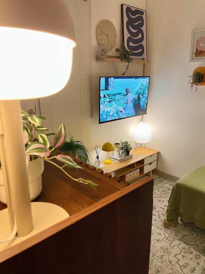 Cozy night at home🌛✨

#livingroom
#warmandcozy
#ruangtamu
#cozyathome
#dekorasiruangtamu 