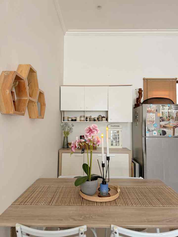 Best buy item aku di dining area ini diantaranya :

1. Rak dapur gantung 
Di area makan ini aku butuh tambahan kabinet untuk simpan piring dan gelas, tapi karena spacenya terbatas, jd solusinya pake rak gantung. Praktis banget rak gantung ini ga perlu custom dan design sendiri. Designnya juga cakep dan minimalis, instalasinya gampang jadi bisa dikerjain sendiri, harganya juga affordable banget ga sampe 500k.

2. Venetian blinds ala kayu
Jadi diarea dapur ini ada satu jendela kecil yang kalau dikasih gorden kurang cocok karena posisinya sedikit tertutup sama kulkas, akhirnya aku pakein venetian blinds warna coklat kayu. Aku ngerasa cocok banget karena venetian blind ini bentuknya slim. Dan karena ini materialnya bukan dari kayu, tapi dari PVC, jadi perawatannya lebih mudah, dan aman kalau-kalau rumahnya rawan rayap kayak aku. Harganya juga lebih terjangkau ketimbang yg berbahan kayu. Ga sampe 200k. Tapi tetep dapet looks kayunya dari warnanya. Suka banget deh pokoknya.

3. Tanaman anggrek artificial
Udah lama pengen punya angrek dirumah, kayak cantik aja gitu ya kalau buat didalem rumah, tapi aku ga handal dalam memelihara tanaman jd oake yg artificial aja. Looksnya mirip aslinya banget menurutku. Bikin vibes dining area aku lebih hidup gitu. Dan karena artificial jd less maintenaince. Harganya juga masih terjangkau banget cuma 200k.

4. Lilin electric
Kalau lagi pengen ala-ala candle light dinner dirumah, penting banget punya ini. Lebih aman ya dari lilin asli karena disini masih ada anak-anak. Tapi vibesnya tetep syahdu kayak lilin asli. Harganya ga sampe 100k.

5. Taplak meja eco friendly
Tamplak meja makan ini bahannya dari bambu lidi. Cocok banget buat yg suka natural decoration kayak aku. Harganya under 100k. Best deal banget ✨

Berikut adalah best buy decor item favoritku dari segi low budget dan fungsi juga estetikanya, dapet banget 🫶🏻

#DecorBudgetFriendly #EstetikMurah #SpillDecorLowBudget 



