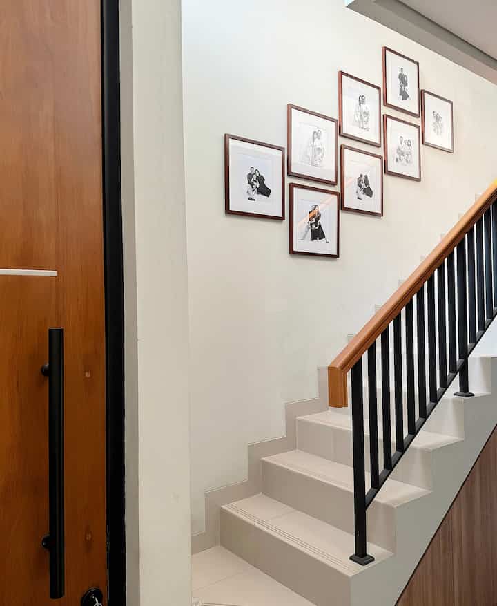 Duh.. dulu dinding tangga ini kosong banget. Belum ditempelin apa-apa.

Dipikir2 apaa ya kira2 hiasan dinding yang bisa mempercantik rumahku? Ehhh kepikiran deh langsung foto keluarga kecilku aja tapi dibuat versi black & white utk fotonya, dan bingkai warna kayu supaya tetap senada dgn color palette rumahku.

Bingkai sekaligus cetak fotonya super premium🤎

#hiasandinding
#tanggarumah #hiasandindingtangga
#rumahcluster #rumahdeveloper #bandung #cimahi #jatinangor #rumah #homedecor #homeaesthetic 