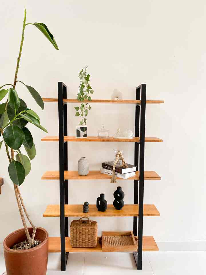 Salah satu barang untuk percantik sebuah ruangan adalah dekor rumah ,bagaiman kita memilih / membeli sebuah barang dekor rumah pertama yg kita lakuin adalah tema apa yg akan di tegasin dari sebuah look rumah . Dari tema yg kita mau barulah kita mencari , memilah dan menerapkan barang decor rumah kita , untuk rumah alfa sendiri semua barang decor rumah tentunya berawal dari menyicil dikit demi sedikit, terkadang jg di tengah perjalanan ingin ganti tema decor lagi ahaha, but its oke ya namanya juga suka ngedekor kalo berkali2 rubah pikiran ya gapapa , gmn kitanya aja bolak balikin barang dengan tampilin look yg berbeda dilokasi yg berbeda 🫶🏻😍
#DekorBudgetFriendly #EstetikMurah #SpillDecorLowBudget #barangestetik #decorestetik 