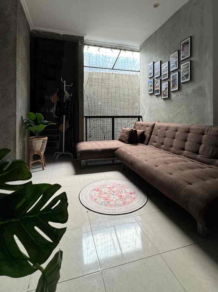 Selain menambah estetika, karpet juga menciptakan suasana yang hangat di dalam rumah.
Dan aku pilih karpet sebagai dekorasi low budget di rumahku, karena menurutku untuk menciptakan ruangan yang cantik dan nyaman gak perlu mahal ☺️ dengan budget under 100k bisa membuat sofa polosku jadi lebih beda looknya 😁

#DekorBugdetFriendly
#EstetikMurah
#SpillDecorLowBudget
#Rumahyuqibam
#RumahIndustrial
#HomeDecor
