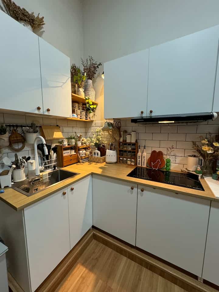 ほとんどの場合、このキッチンエリアで装飾されます。魅力的だけど予算に優しいキッチンレイアウト🤍

 #DekorBudgetFriendly 
 #EstetikMurah
#SpillDecorLowBudget #kylehome #dapurestetik #printilandapurkece #japandi #ikeakitchen 